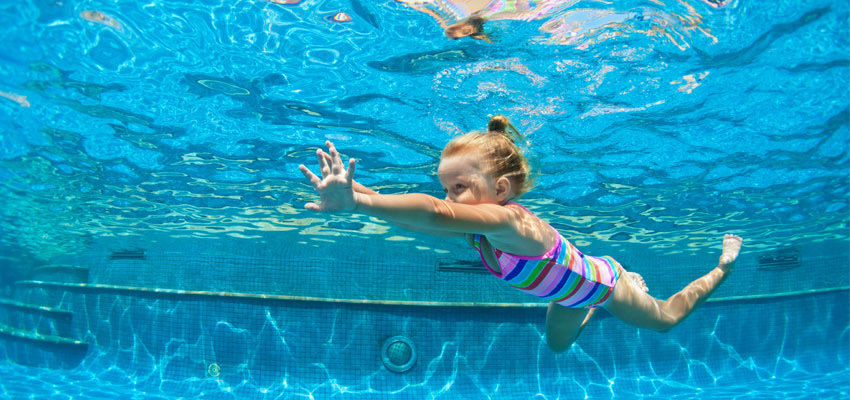 Kind in het zwembad